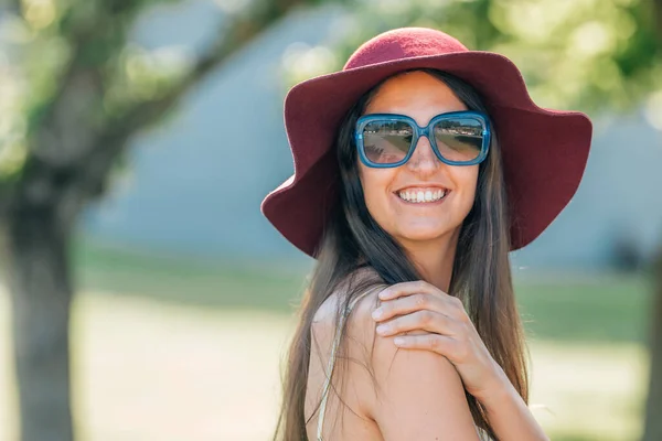 Retrato Menina Verão Com Óculos Sol Chapéu — Fotografia de Stock