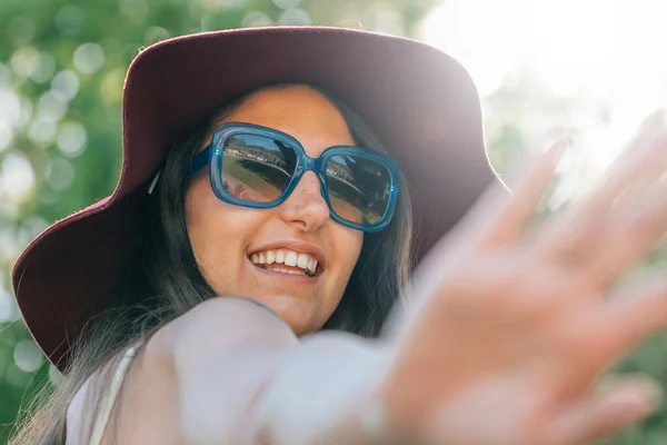 Ritratto Ragazza Con Cappello Estate Con Sole — Foto Stock