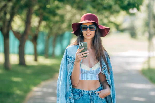 Девушка Мобильным Телефоном Шляпе Солнечных Очках Улице — стоковое фото