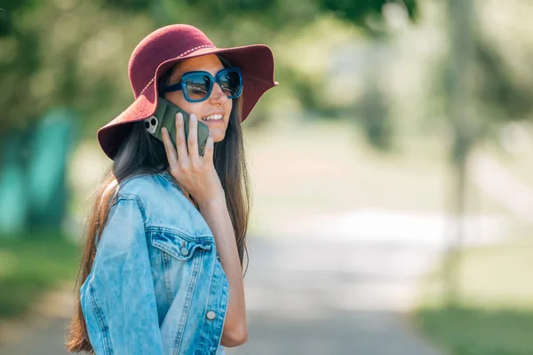 Urbano Casual Ragazza Con Cellulare Strada — Foto Stock