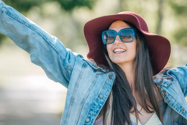 Güneş Gözlüklü Şapkalı Kız Dışarıda Eğleniyor — Stok fotoğraf