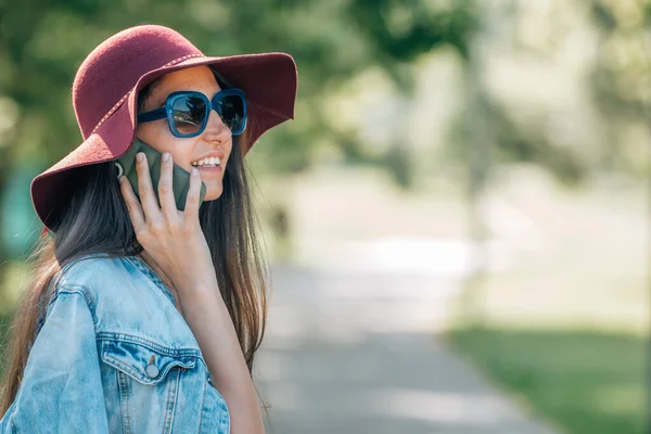 Urbano Casual Ragazza Con Cellulare Strada — Foto Stock