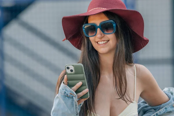 Модная Городская Девушка Хипстер Мобильным Телефоном Шляпой — стоковое фото