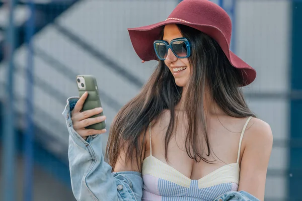 Модная Городская Девушка Хипстер Мобильным Телефоном Шляпой — стоковое фото
