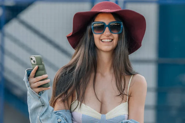 Trendy Hipster Ragazza Urbana Con Telefono Cellulare Cappello — Foto Stock