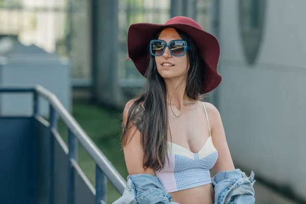 스타일의 사기꾼 소녀가 선글라스를 거리에서 모자를 — 스톡 사진