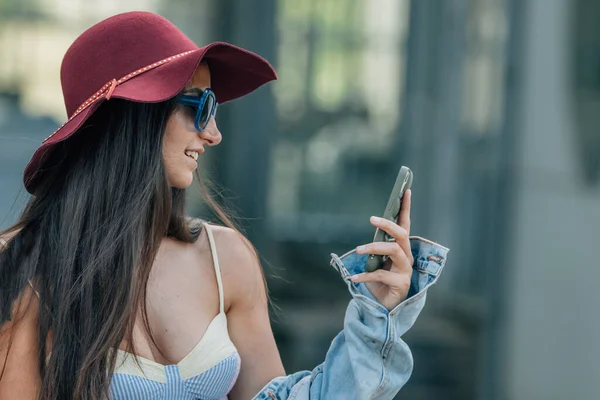 Estilo Urbano Hipster Menina Verão Olhando Para Telefone Celular Rua — Fotografia de Stock