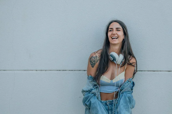 Urban Style Hipster Girl Summer Headphones Smiling Happy Street — Zdjęcie stockowe