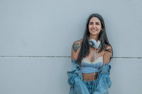 Városi Stílus Hipster Lány Nyáron Fejhallgató Mosolyogva Boldog Utcán — Stock Fotó