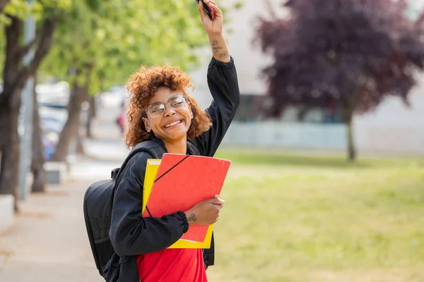 Αφροαμερικανή Φοιτήτρια Χαμογελάει Ευτυχισμένη Στην Εξοχή Του Πανεπιστημίου — Φωτογραφία Αρχείου