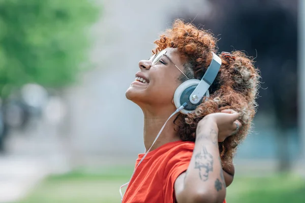 Αφροαμερικανή Ακουστικά Στο Δρόμο Ακούγοντας Μουσική — Φωτογραφία Αρχείου