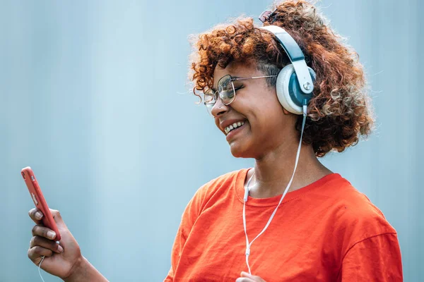 Αφροαμερικανή Κοπέλα Κινητό Τηλέφωνο Και Ακουστικά Στο Δρόμο — Φωτογραφία Αρχείου