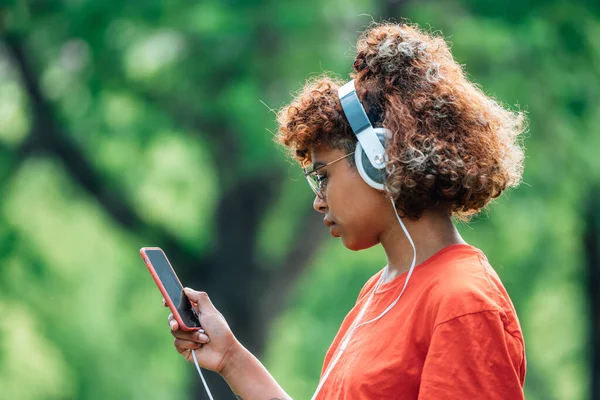 African American Girl Mobile Phone Headphones — 스톡 사진
