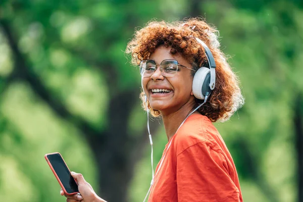 Chica Con Auriculares Teléfono Móvil Escuchando Música Aire Libre — Foto de Stock
