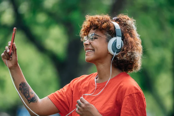 Κορίτσι Ακουστικά Και Κινητό Τηλέφωνο Ακούγοντας Μουσική Εξωτερικούς Χώρους — Φωτογραφία Αρχείου