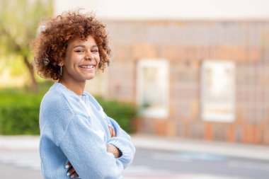 Açık havada gülümseyen Afrikalı Amerikalı kızın portresi.