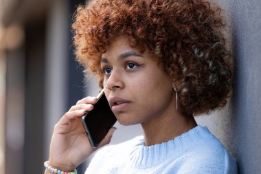 Sokakta cep telefonuyla konuşan kızın portresi, filtresiz.