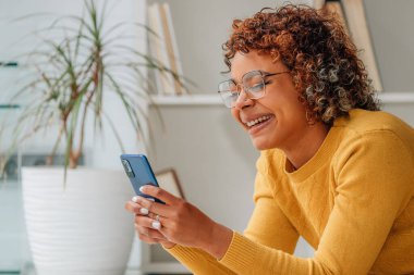 Cep telefonu ya da akıllı telefonu olan bir kız.