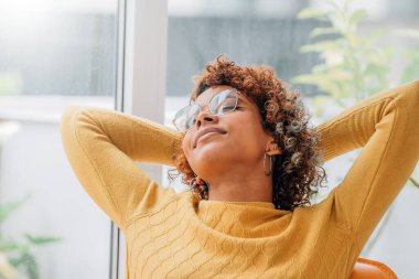 Kız evde dinleniyor.