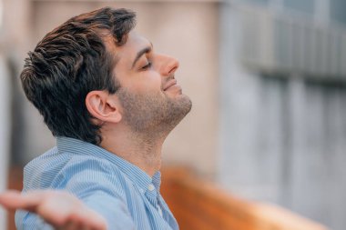 Adam derin nefes alıyor, rahatlamış.