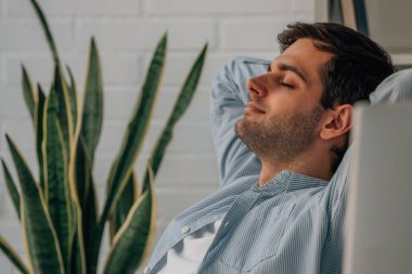 Evdeki adam dinleniyor.