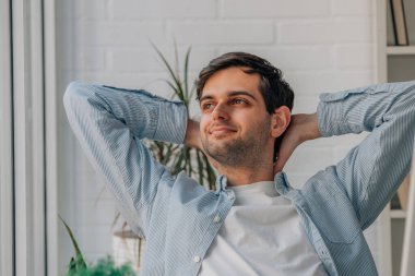 Evdeki genç adam rahatladı.