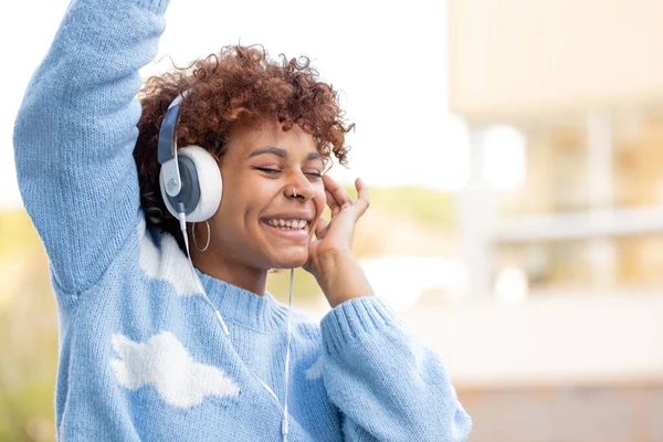 Szczęśliwy Afrykański Amerykański Dziewczyna Słuchawkami — Zdjęcie stockowe
