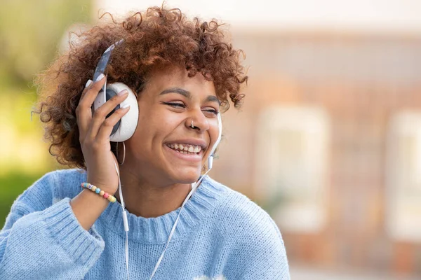 Lycklig Afrikansk Amerikansk Flicka Med Hörlurar — Stockfoto