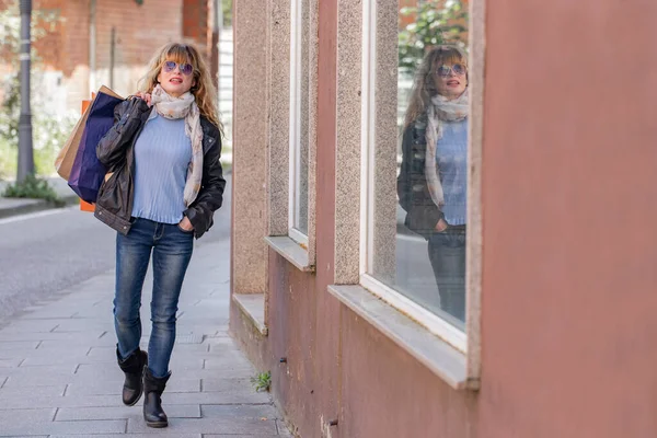 Shopping Kvinna Promenader Gatan Med Väskor — Stockfoto