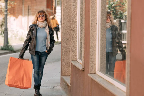 Alışveriş Yapan Kadın Elinde Çantalarla Sokakta Yürüyor — Stok fotoğraf