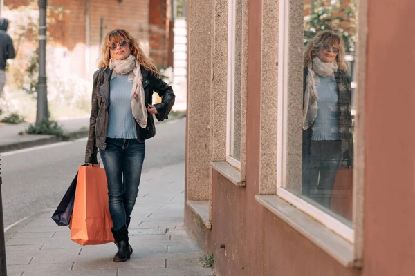 Shopping Kvinna Promenader Gatan Med Väskor — Stockfoto