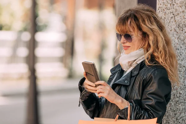 Donna Sulla Strada Dello Shopping Con Borse Telefono Cellulare — Foto Stock