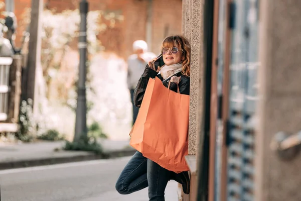 Kvinna Shoppinggatan Med Väskor Och Mobiltelefon — Stockfoto