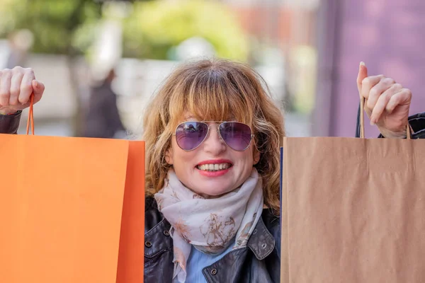 Femme Âge Moyen Excité Par Bonheur Avec Des Sacs Provisions — Photo