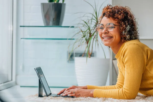 Chica Mujer Casa Con Tableta Digital Dispositivo Portátil — Foto de Stock