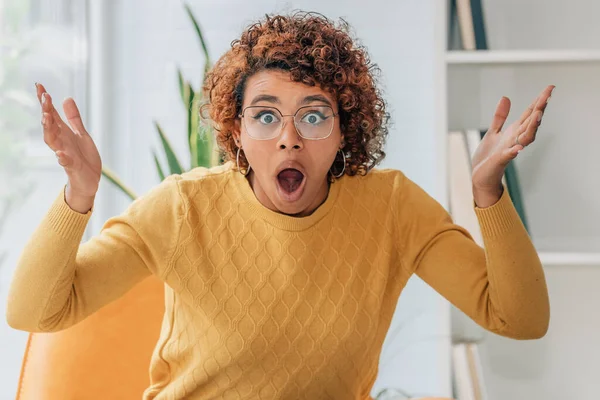 Mujer Casa Sorprendida Con Gesto Asombro —  Fotos de Stock