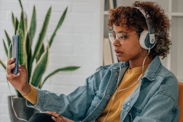 Girl Home Listening Music Headphones Mobile Phone — ストック写真