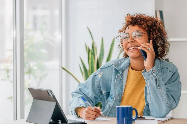 Chica Con Teléfono Móvil Portátil Casa Oficina — Foto de Stock