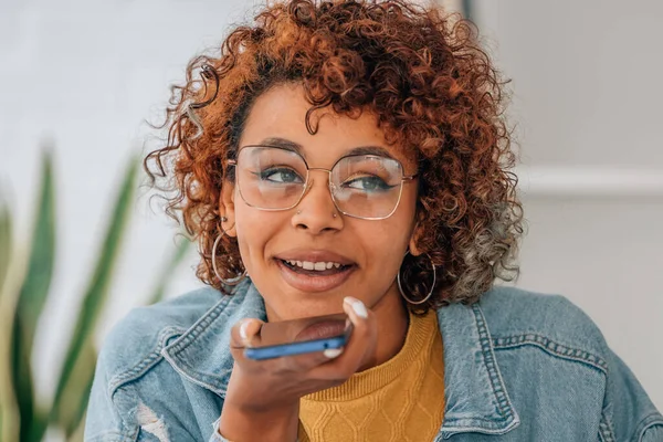 Ragazza Con Cellulare Invio Registrazione Messaggio Vocale — Foto Stock