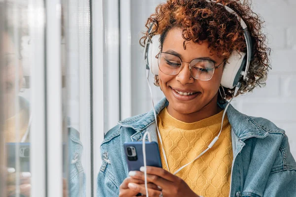 Girl Mobile Phone Smartphone Headphones Listening Music Home — 스톡 사진