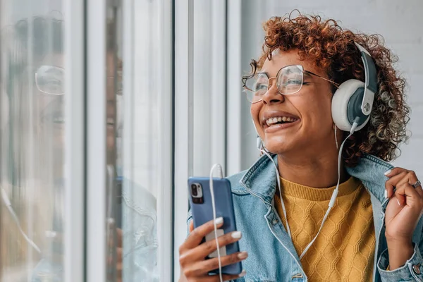 Girl Home Mobile Phone Headphones Listening Music — 스톡 사진