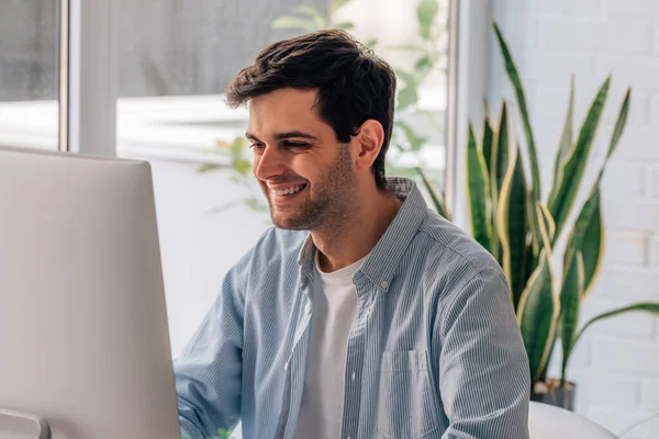 Young Man Home Working Computer — Stock Photo, Image