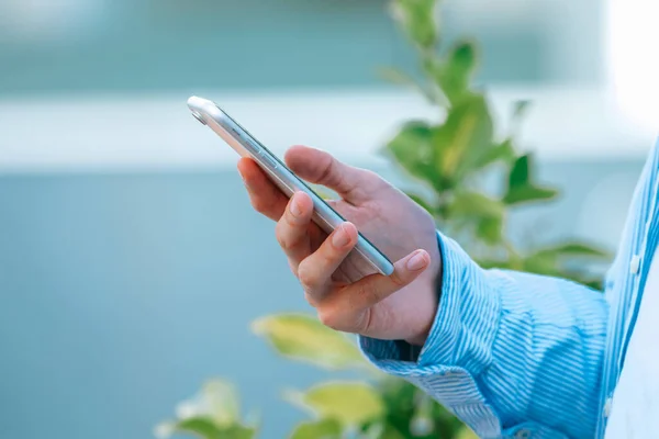 Primer Plano Mano Con Teléfono Móvil Smartphone — Foto de Stock