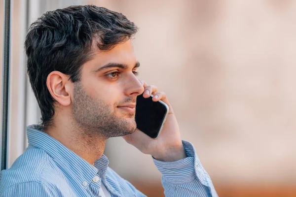 Ung Man Gatan Talar Mobiltelefon — Stockfoto