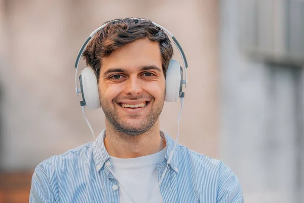 Portrait Man Street Headphones —  Fotos de Stock