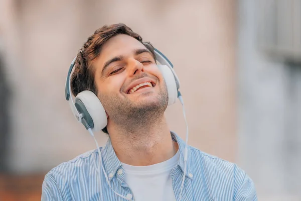 Smiling Young Man Headphones Outdoors —  Fotos de Stock