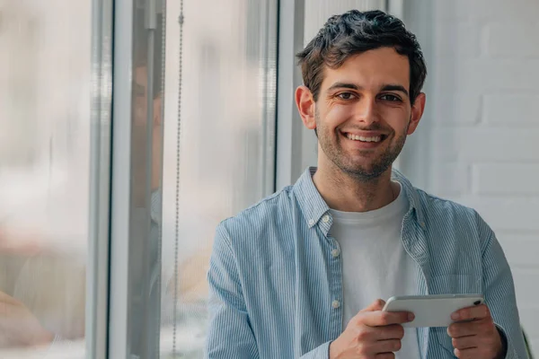 Hombre Casa Con Teléfono Móvil Smartphone — Foto de Stock