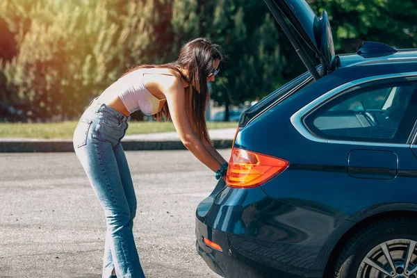 Kızım, arabanın bagajını ben doldururum.