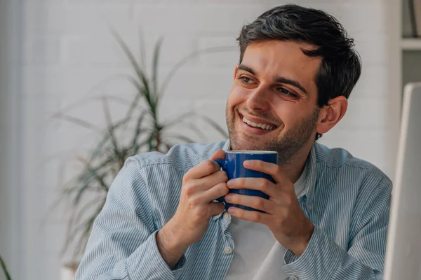 Joven Con Taza Café Trabajando Con Ordenador — Foto de Stock