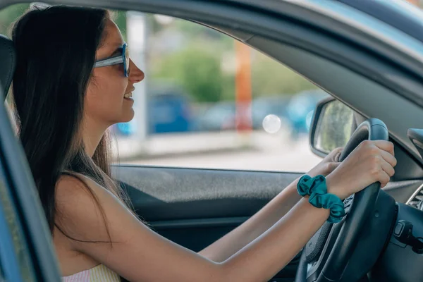 Mädchen Auto Steuer — Stockfoto